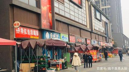 商鋪轉(zhuǎn)讓,小區(qū)門(mén)口第二間,租給超市。年租9萬(wàn)